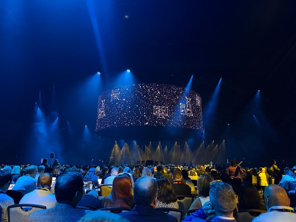 NetSuite Next AI-powered ERP interface showing Ask Oracle conversational assistant and agentic workflows